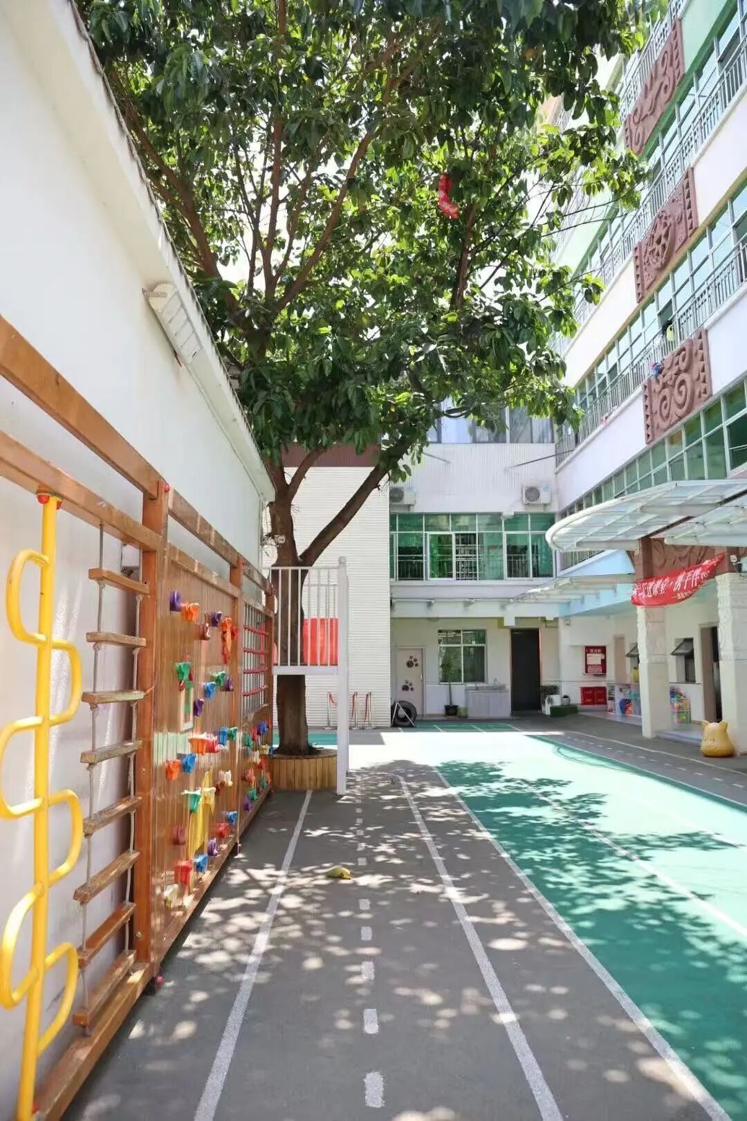 苗苗幼儿园快乐成长的孩子